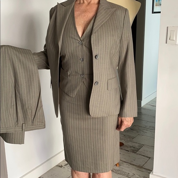 Four piece suit - Picture 3 of 3